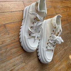 Women’s Shoe with Gold Chain