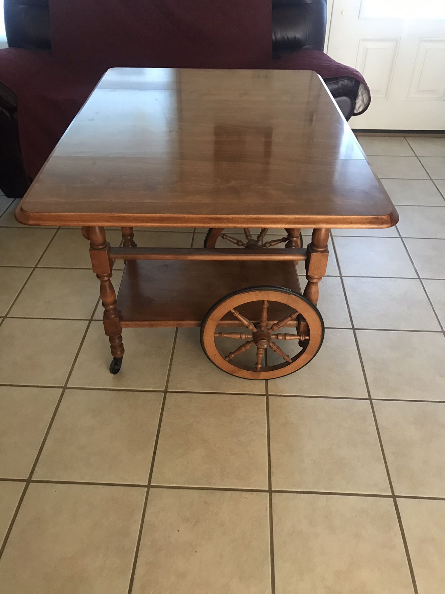Beautiful expandable cart/table, wheels, drawer, awesome for a table bar or for breakfast on bed !!!