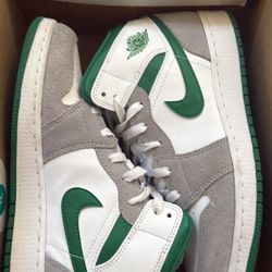 Air Jordan 1 Mid SE Youth Size 7 (BRAND NEW)