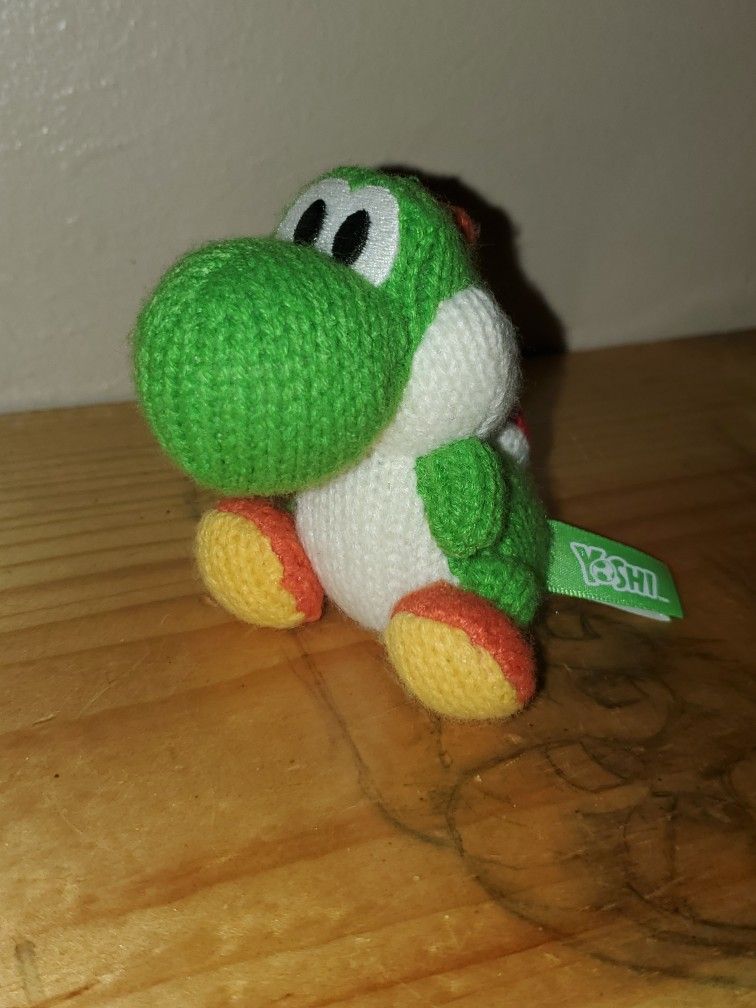Nintendo Green Yoshi Yarn Amiibo! Excellent Condition!