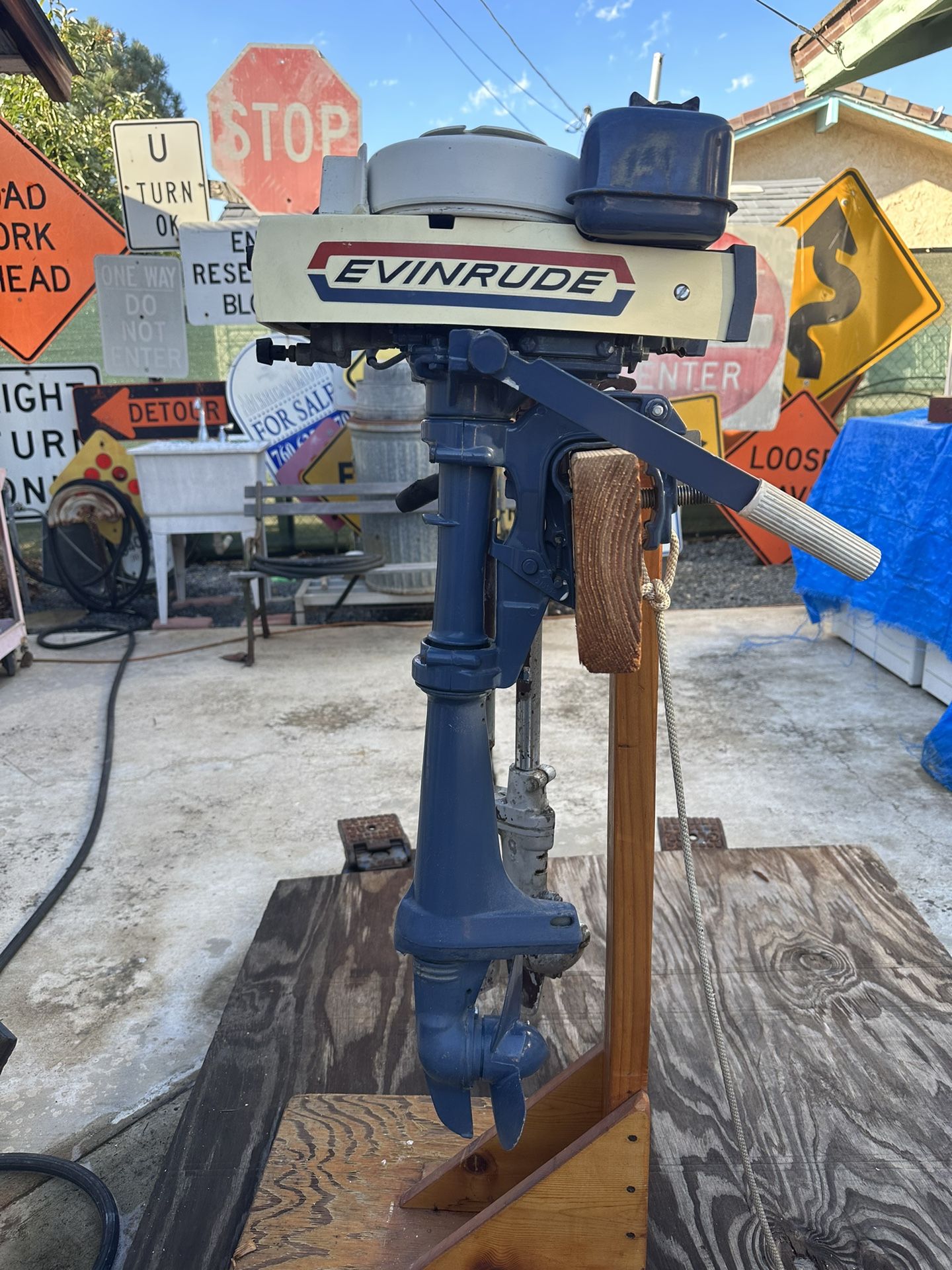 Evenrude Outboard Motor 2 1/2. Horsepower
