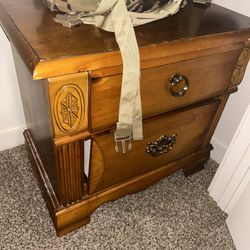 📦 Vintage Solid Wood Nightstand – Excellent Detail – $120