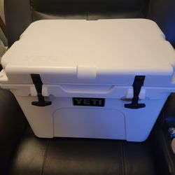 Yeti Tundra Hard Shell 35 Sports & outdoors White