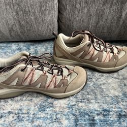 Merrell women’s Hiking Shoe Size 8.5