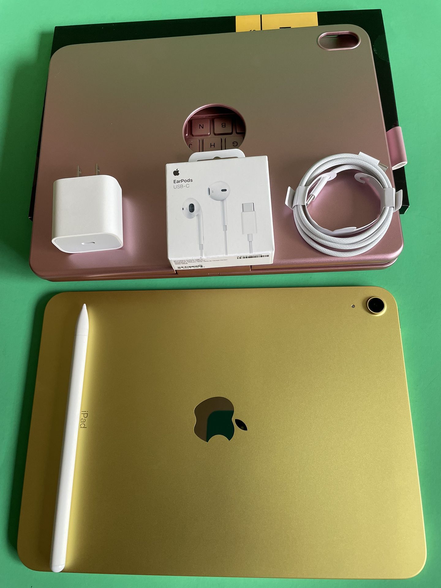 256gb Apple IPad 10th Generation (10.9” Liquid Retina / Latest 2022 ) with pen, keyboard, case & Accessories (warranty 04/2025)