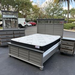 Beautiful Bedroom Set Queen Size Solid Wood Gray Color In Excellent Condition by Lane Home Furnishin