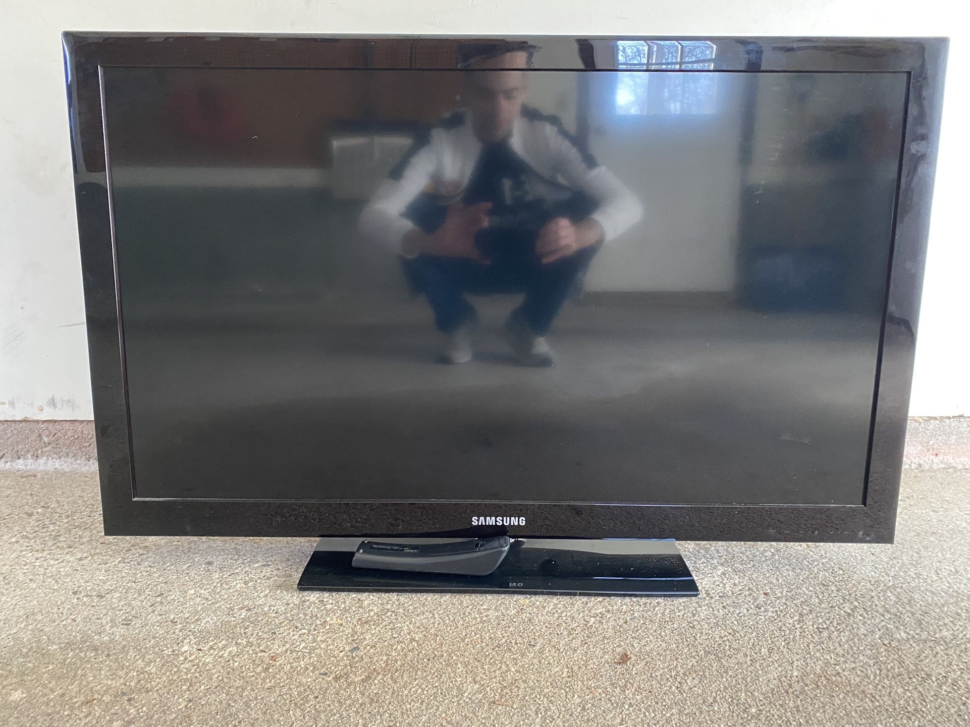Samsung 40 inch flat screen HDTV 1080p LCD