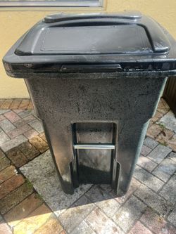 Toter Rolling Outdoor 32gal Garbage