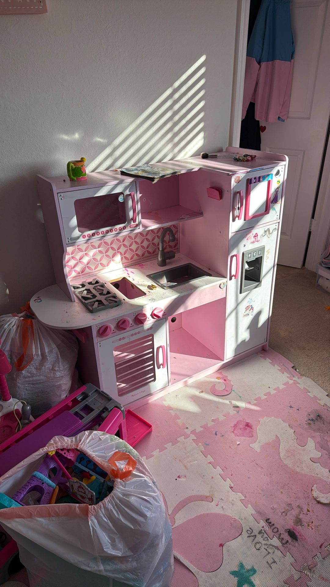 Melissa & Doug Kitchen Set For Girls. < 10 Year Age