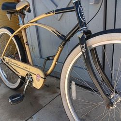 SCHWINN.  Beach Cruiser.      26"tires 