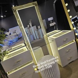 ✨️ Make Up Vanity stations ✨️ Furniture Sectionals,Queen Beds Avail 