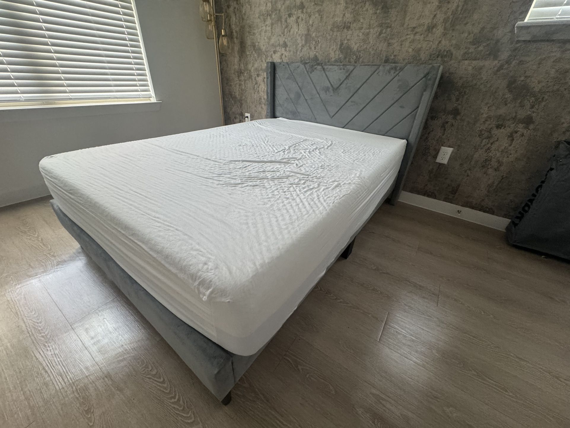Brand New Full Size Mattress & Bedframe – Never Used 