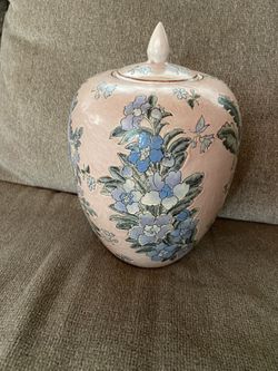Vintage Dynasty By Heygill Urn Collectible
