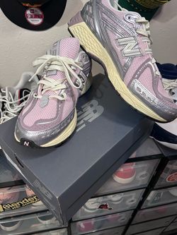 1906r New balance. 11 men, 12.5 women