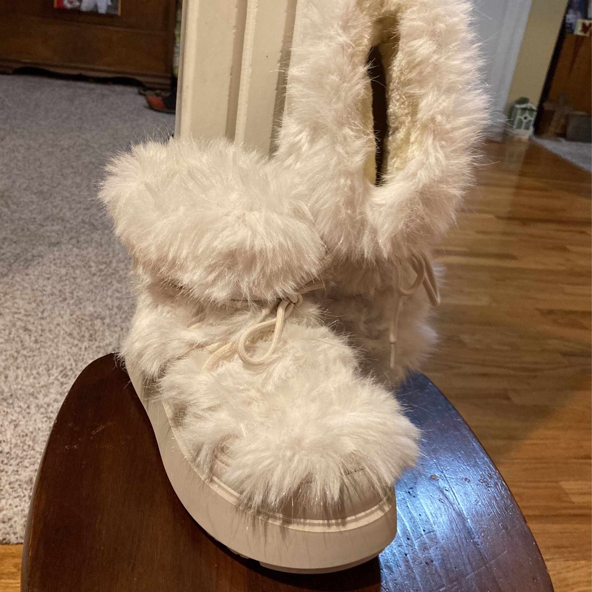 Womens Boots 7.5 NWT Spring Birthday Day Gift White Faux Fur Lace Up Rubber Soles