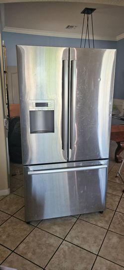 Bosch french door fridge works great - taking up space need gone.