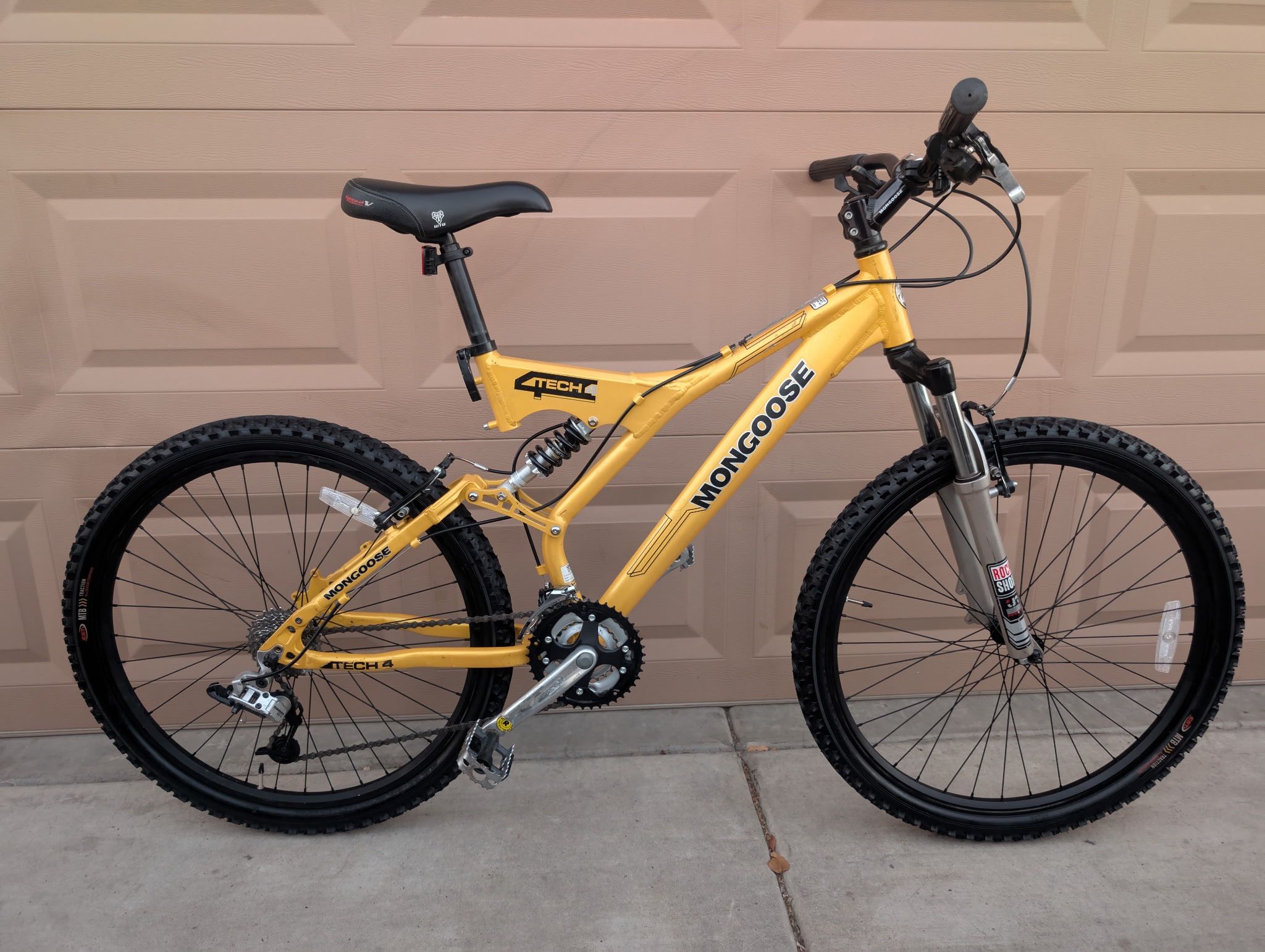 MONGOOSE 4 TECH MENS MOUNTAIN BIKE. (L). FULL SUSPENSIÓN. LIKE NEW ALUMINUM. 24 SPEEDS. FRESHLY TUNE UP 👌🏼