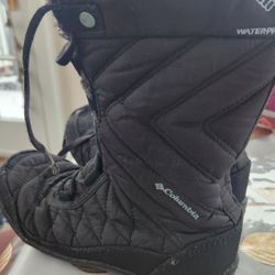 Like new Columbia snow boots, kid size 3