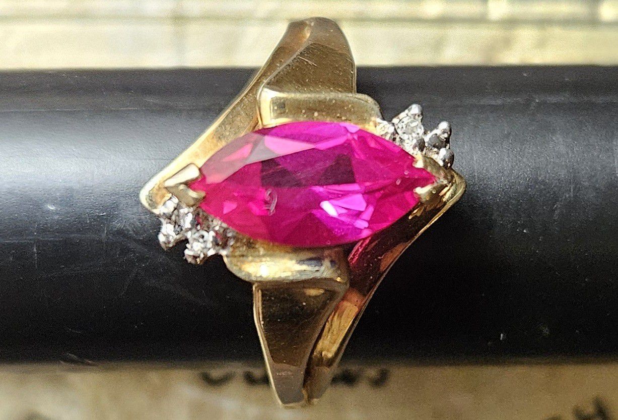 Genuin Ruby And Diamond 10k Gold Ring