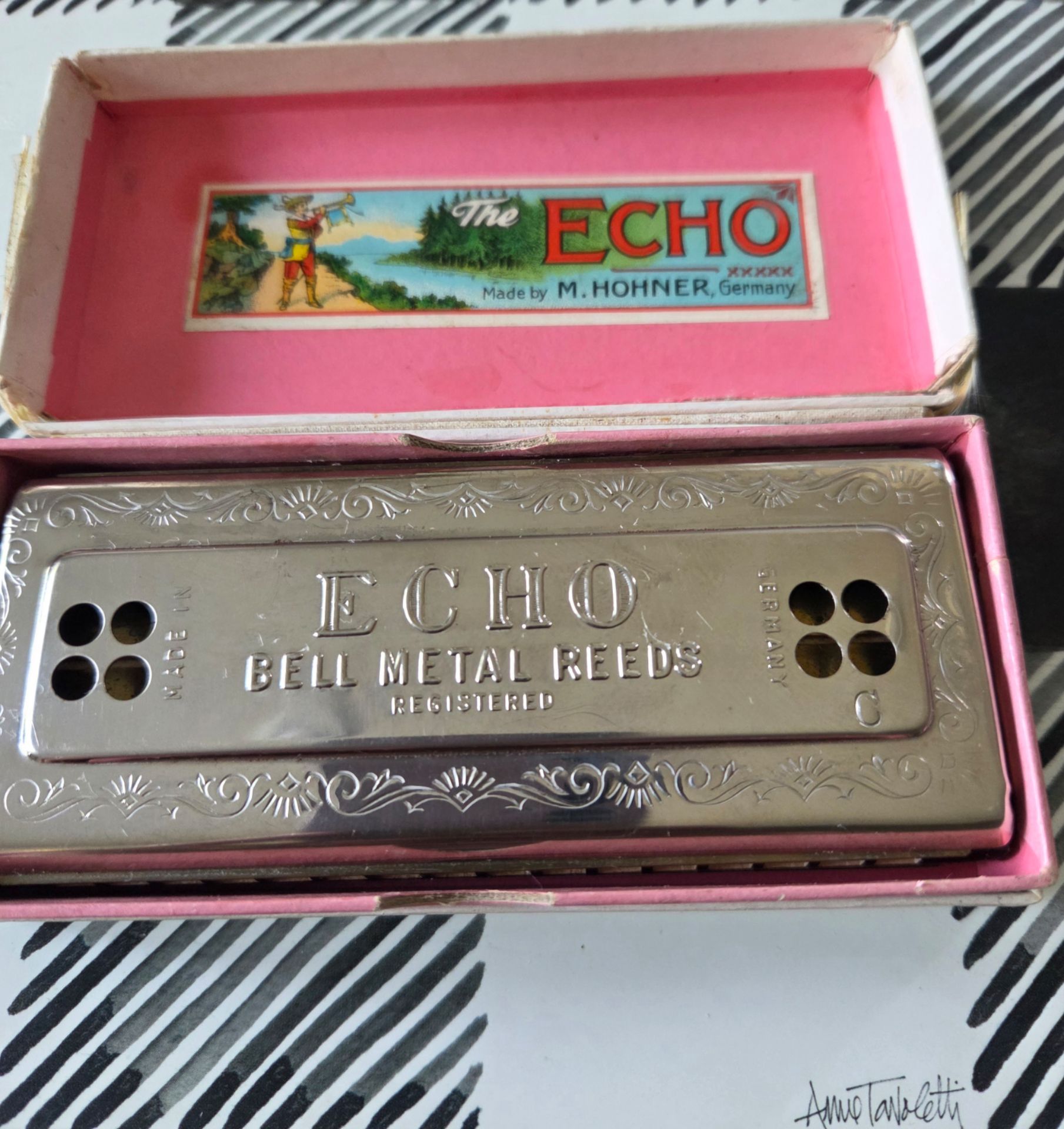 Hohner Echo Bell Metal Reeds Harmonica Double Sided - Keys C &G- Vintage
Box is worn . Has been sanitized.