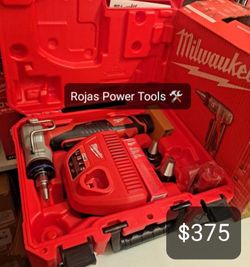 MILWAUKEE M12 12VOLT LITHIUM-ION CORDLESS PROPEX EXPANSION TOOL KIT WITH BATTERY 2) 1.5AH BATTERIES 3) EXPANSION HEADS AND HARD CASE