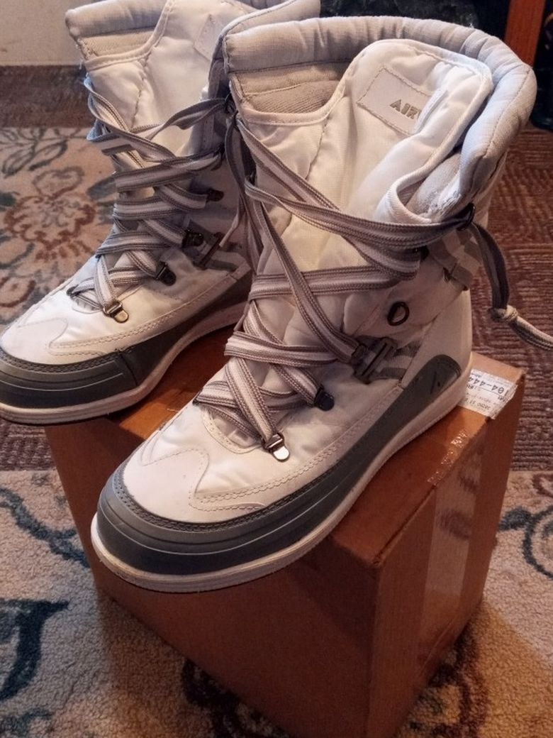 Women's. Airwalk Snow Boots Size 10