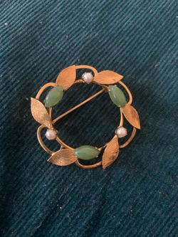 Brooch gold 14 plated vtg with jade and old pearls