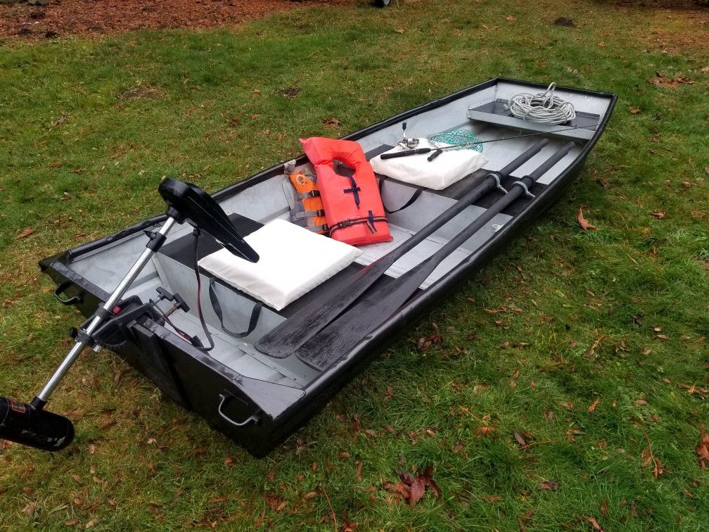 10' Gamefisher Aluminum Jon boat w 37lb thrust electric motor for Sale in Auburn, WA