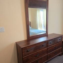 Dresser With Mirror