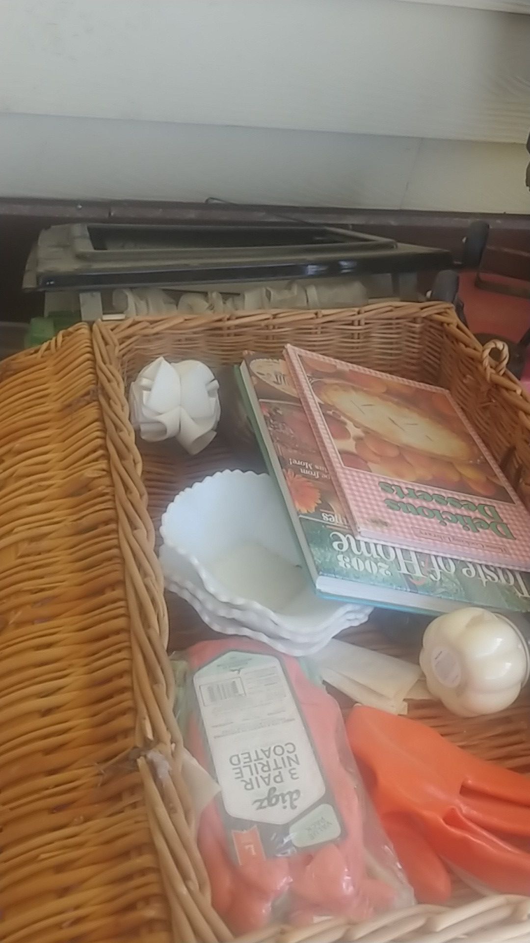 Basket long opens up