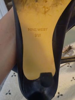 Size 9W Nine West black pumps