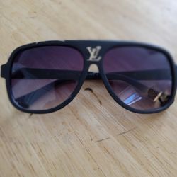 BRAND NEW!!! DESIGNER SUNGLASSES 😎 