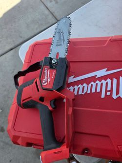 Mikwaukee M18 Fuel 8" pruning chainsaw ( tool only)