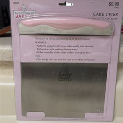 Brand new cake lifter