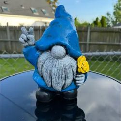 A gnome flashing peace sign
