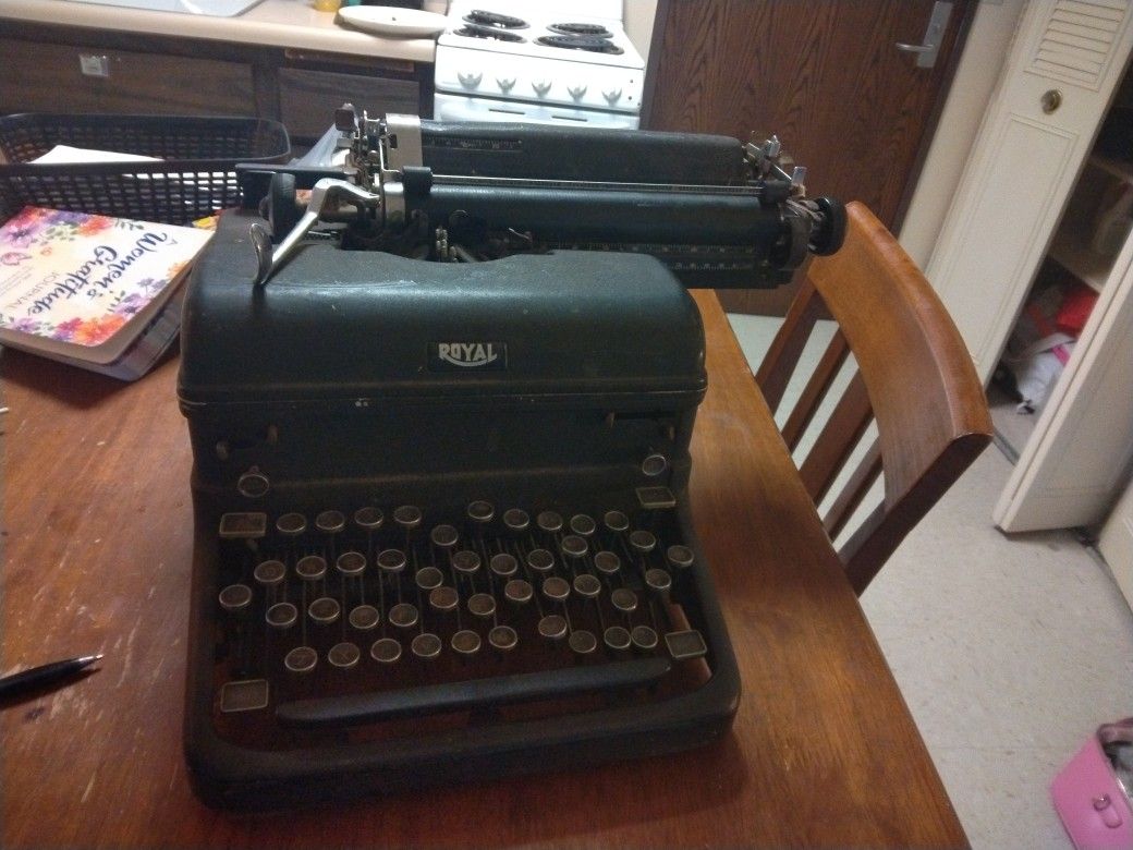 Royal Type Writter Antique 