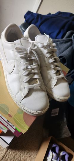 Nike classic white tennis shoes