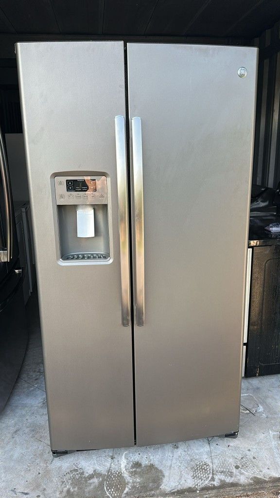 GE Refrigerator Fridge Fully Covered Warranty! Icemaker on door