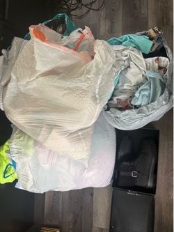 40.00$ Obo storage finds, mixed women’s clothes, as is lot pick up in wpb thx
