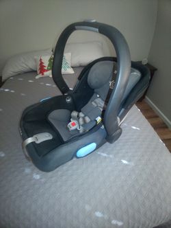 UppaBaby Mesa Car Seat With Two Bases