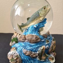 VINTAGE FISH RIVER MUSICAL WATER GLOBE 