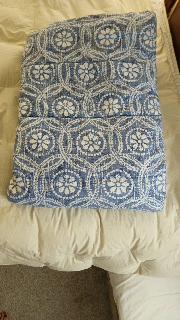 Twin Comforter Like New