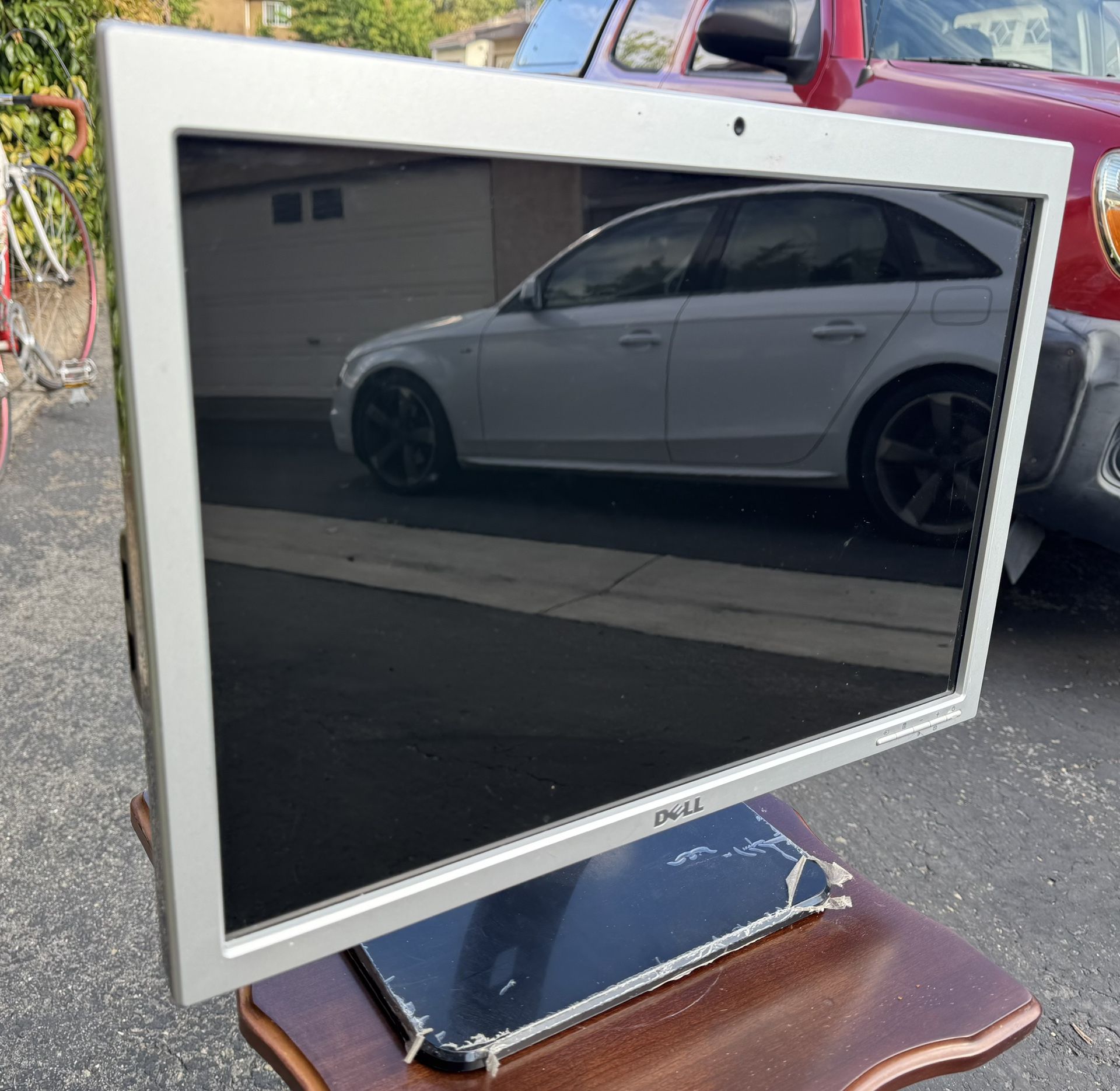 Dell Flat Screen 20” Inch Computer Monitor Glossy Display - Model SP2008WFPt