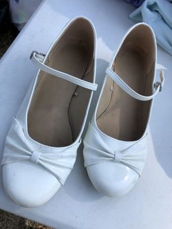 Children’s place -white/cream girls shoes size 6