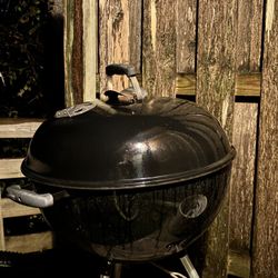 BLACK  WEBER 22 inch CHARCOAL GRILL