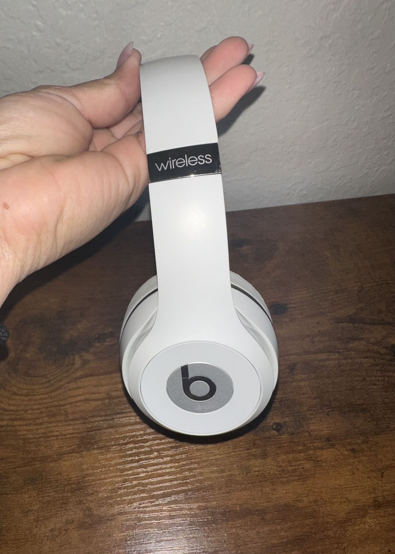 Beats by Dre White Wireless Headphones