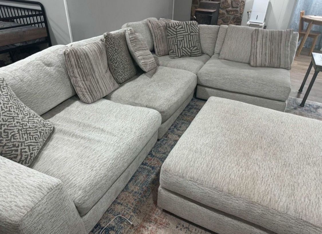 Monterey Park 5 Pc Sectional