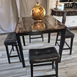 Beautiful High Table And 4 Bar Stools Exelent Condition 
