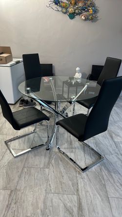 Mesa de cristal con 4 sillas usadas como nuevas