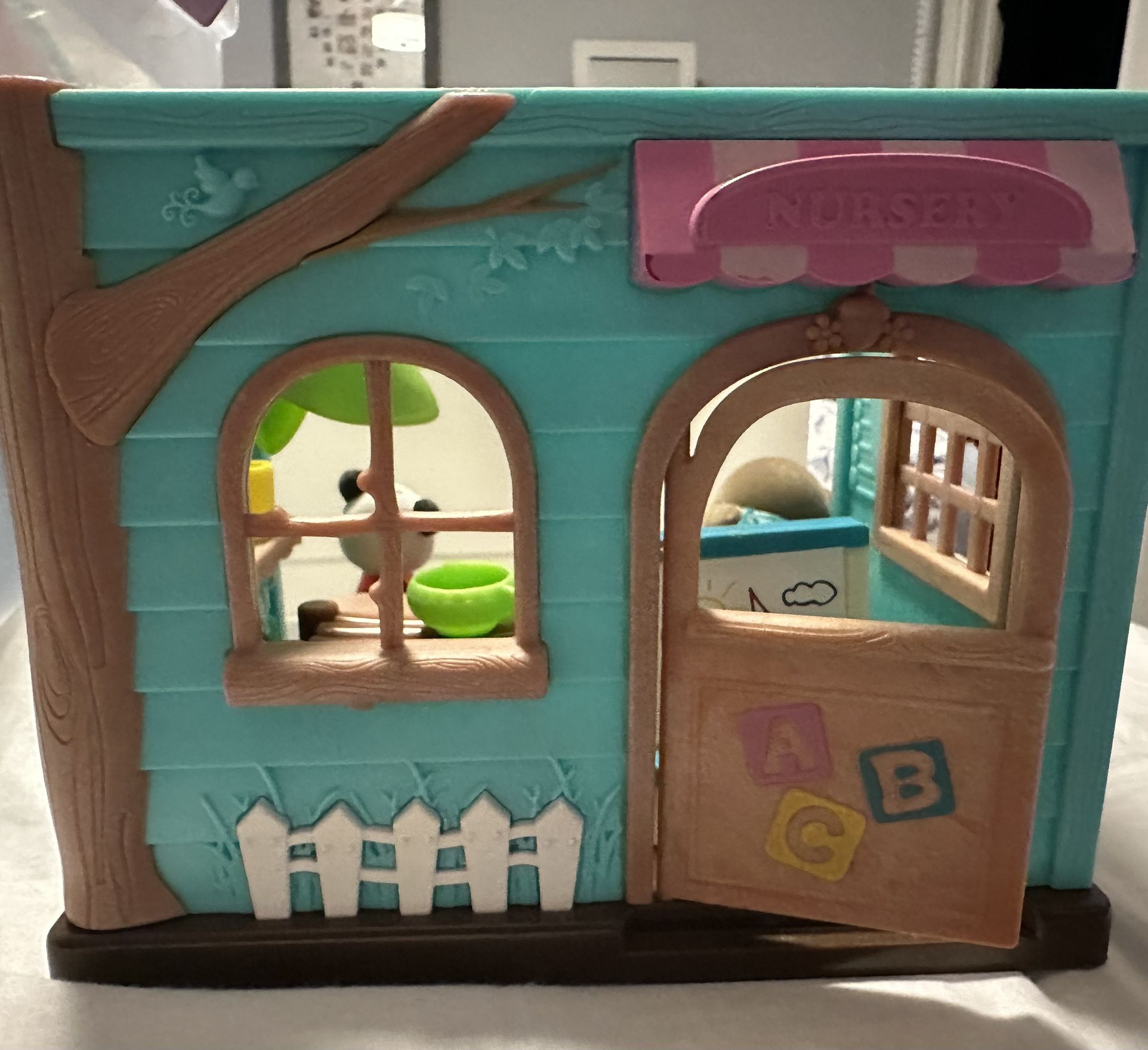 Li'! Woodzeez Daycare Playset with Accessories - Nursery